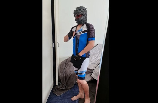 Godzilla si masturba in lycra da ciclismo