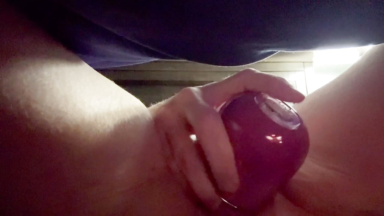 Pizda soției și clitorisul satisfăcute de UN NOU vibrator care suge pula