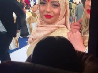Cum tribute pour le hijabi doré yasmin