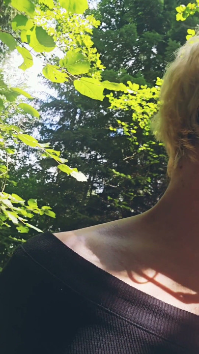 Milf madura buscando un desconocido en el bosque para chupársela y pajearlo hasta que se corra en mi boca | Clip 1