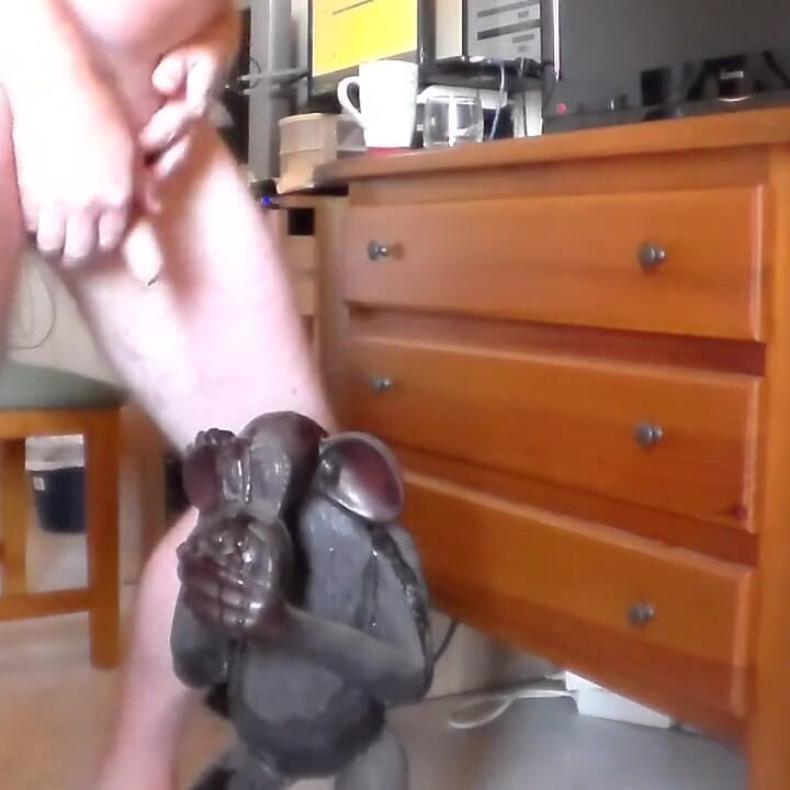 约翰在一个猿雕像上撒尿