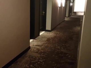 Francesa asiática mixta chupa en el pasillo del hotel (56 &#39;&#39;)