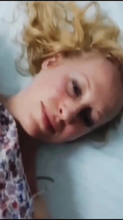 ألعاب الجنس العفوية لسيلينا أثناء الاستراحة