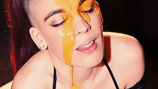 Menetes bersama honey