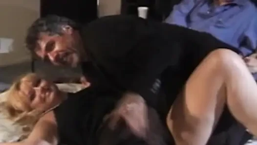 Ehemann teilt seine sexy ehefrau