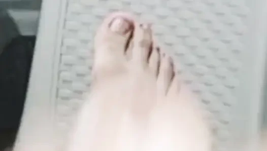 Ngentot enak saudara tiriku yang berusia 20 tahun