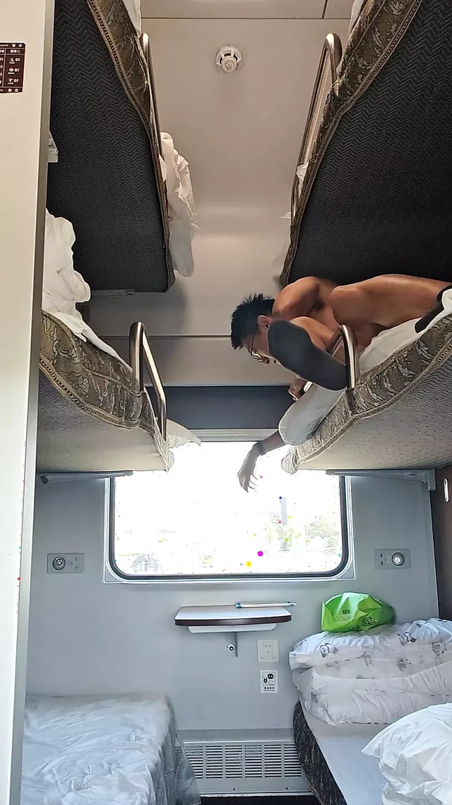Nude masturbation cumshot 2 in high-speed rail