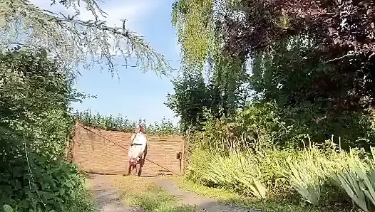 Dışarıda bir akşam için küçük çiçekli etek giymiş