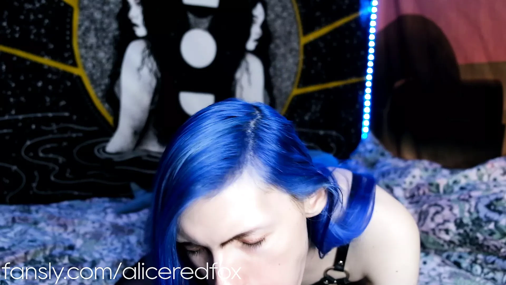 Tgirl de cabelo azul chupando bbc