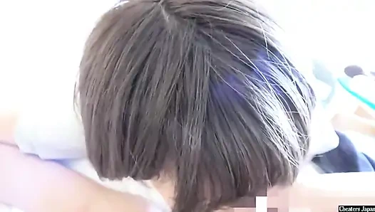 В восторге от ее удивительно большой бюст по сравнению с ее общим взглядом