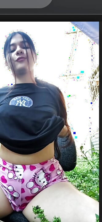 Sexy Girl streamer og rører ved sig selv for fans