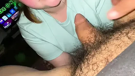 Fettes weißes küken mit süßem gesicht gibt blowjob