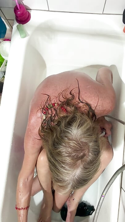 Lizzy Yum OCTOBER 2026 bathing masturbation