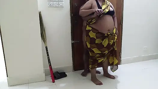 Wanita cantik 45 tahun ngentot memeknya setiap hari sambil menyapu rumahku