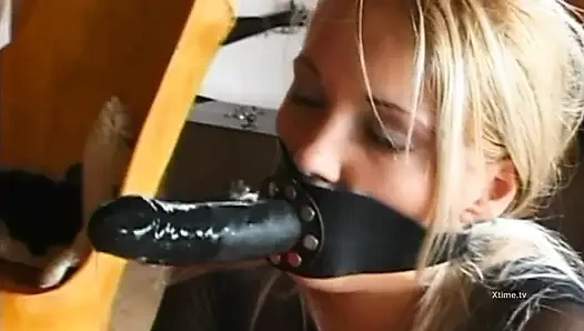 Brunette menghadap ke kontol hitam dan putih