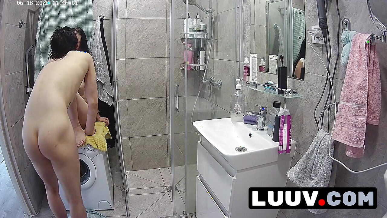 LUUV. Lizanje Pičke i Ženski Orgazam Nakon Tuširanja Pred Kamerom Reality Show