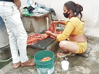 सौतेले भाई का मोटा लंड देखकर गीली चूत मिलने पर भारतीय सौतेली बहन कपड़े धो रही थी।