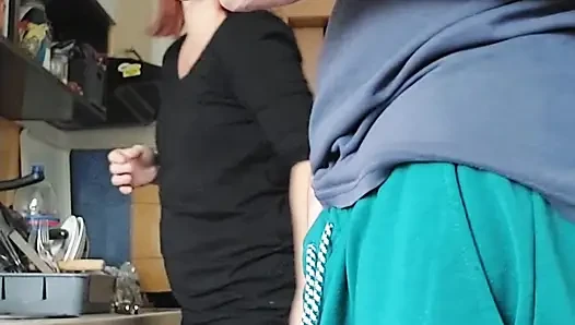 секс на кухне во время подготовки обеда