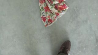 Уборка пола с цветочным платьем 3