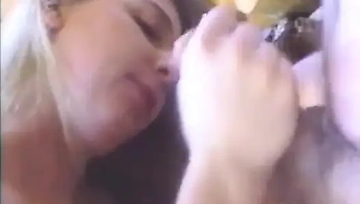 Эта идеальная крошка-блондинка покажет тебе, как она сосет это