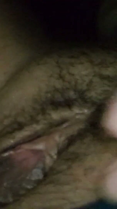 내 의붓아빠의 방으로 들어갔고 그의 자지는 힘들다. 나는 그를 자위하는 동안 보짓물이 많은 보지를 만져. | 클립 2