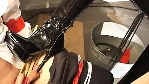 Sarışın sahibe Aiden Starr Asyalı itaatkar adama bazı cbt dersleri veriyor