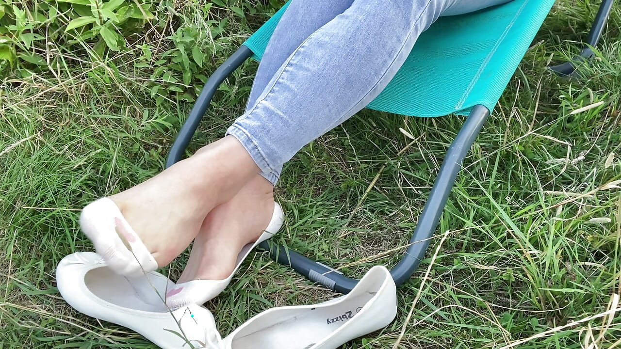 Foot Play in the Grass 🌿 Flats shoes, No-Show Socks & a Little Pee