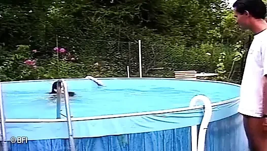 Training für joha, die ihren arsch im garten versohlt