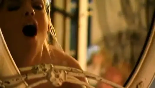 Молодую расслабляющуюся девушку трахнул и выебал зрелый мужчина