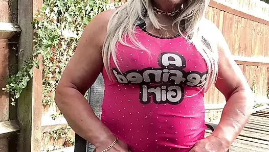 Pembe örgülü elbisem ve topuklu ayakkabılarımla seksi travesti kellycd2022