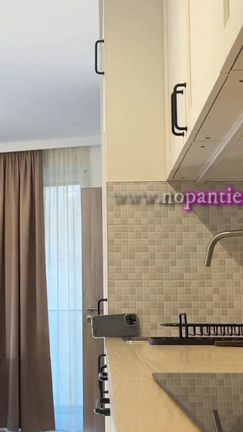 Morate podijeliti trenutak iz "Seksi i napaljene duge noge mršavoj kurvi dosađuje se u prozirnoj prozirnoj haljini"