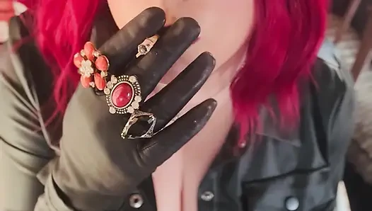 Deine herrin Tina Snua gekleidet in Lederkette raucht 2 Korken Zigaretten