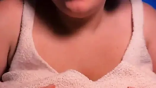 Meme ucunu emiyor ve oynuyor