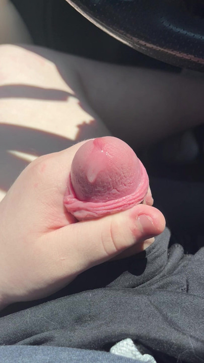 Precum berat di mobil yang diparkir di tempat umum
