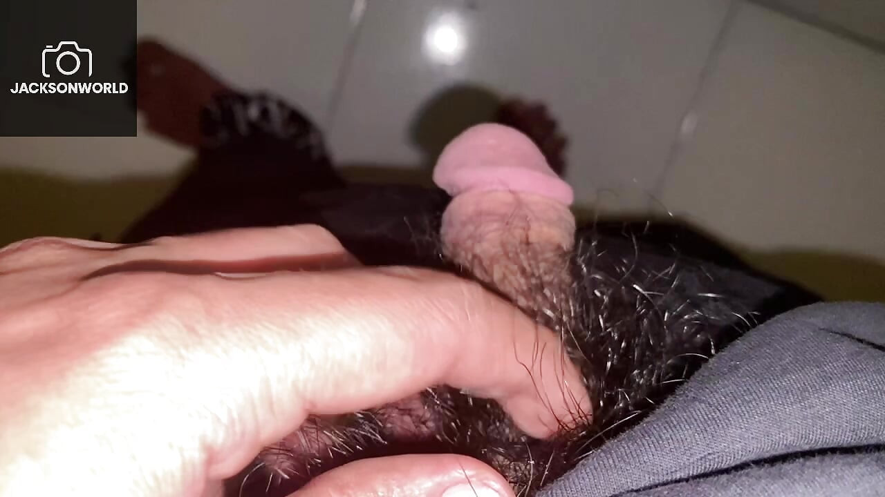 Sam u tihoj sobi uživam u svom privatnom trenutku opuštanja