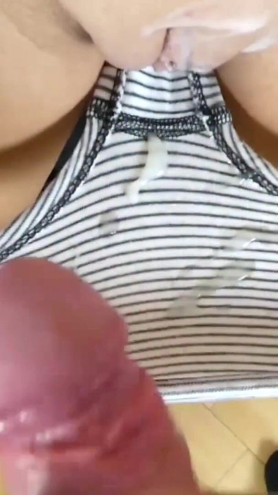 Stojeći seks sa cumshot u njenim gaćicama | Klip 1