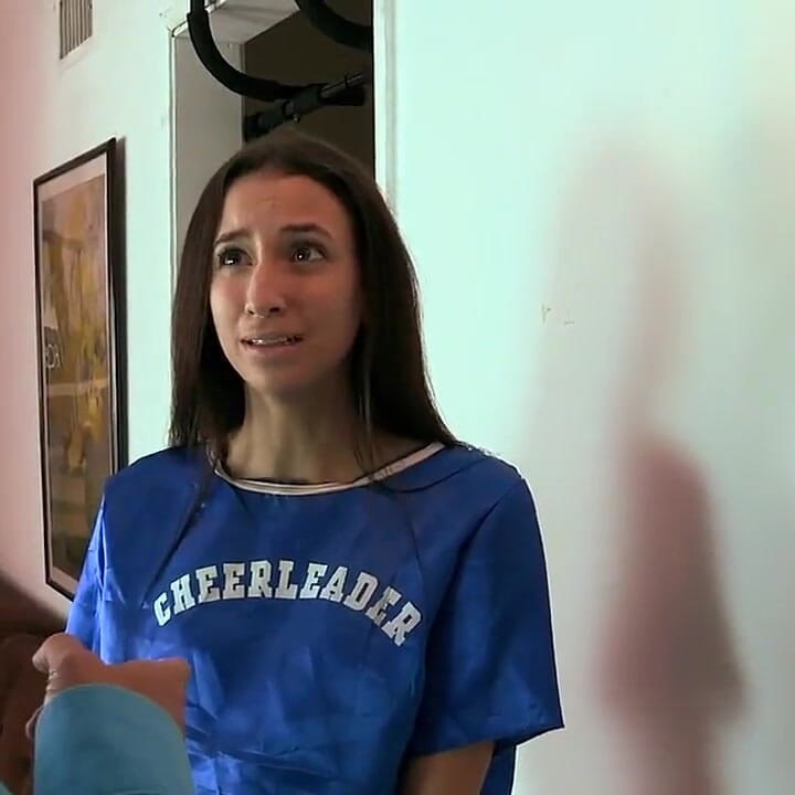 Majoreta perversă își seduce antrenorul matur și este futută