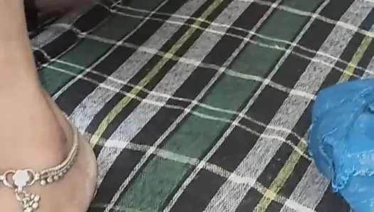 Desi priya bhabhi memberikan footjob dan blojob handjob vum di mulut