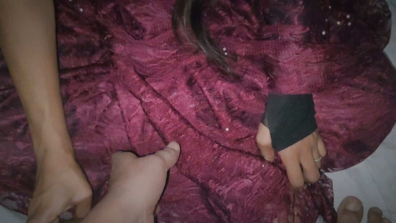 Desi Queen 01: Intymne chwile przy zdejmowaniu sari