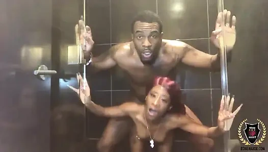 Muschi-ficken in der Dusche rome Major