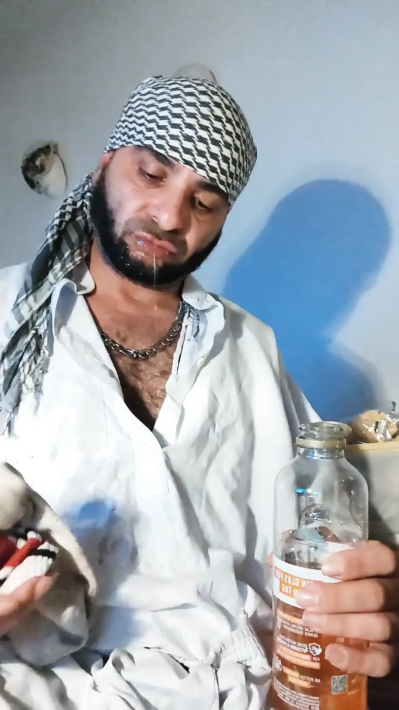 Dirtyjunkbro mengenakan pakaian Afghanistan, kaus kaki dek kencing dan minum kencing