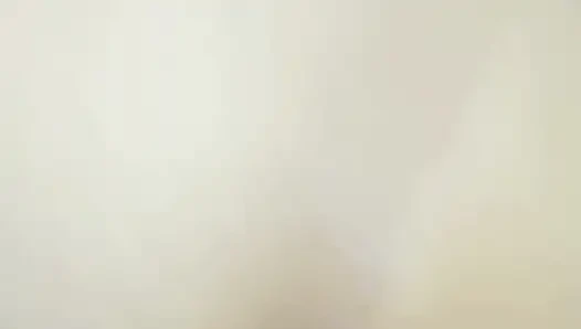 Im Mund der üppigen Blondine.