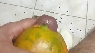 Genieten van een ontbijt van papaja met melk 🤤