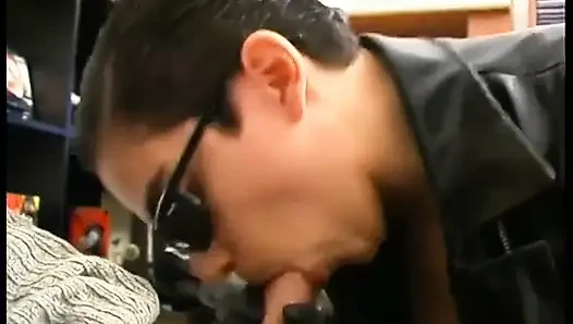 Büyük göğüslü yabancı için derin bir gırtlak.