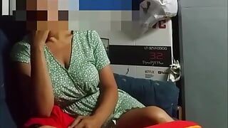 Une MILF mariée à gros nichons se branle, partie 1