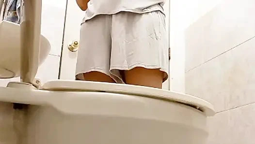 ДОМОХОЗЯЙКА ПОКАЗЫВАЕТ СВОИ ТРУСИКИ И КРАСИВУЮ ЗАДНИЦУ