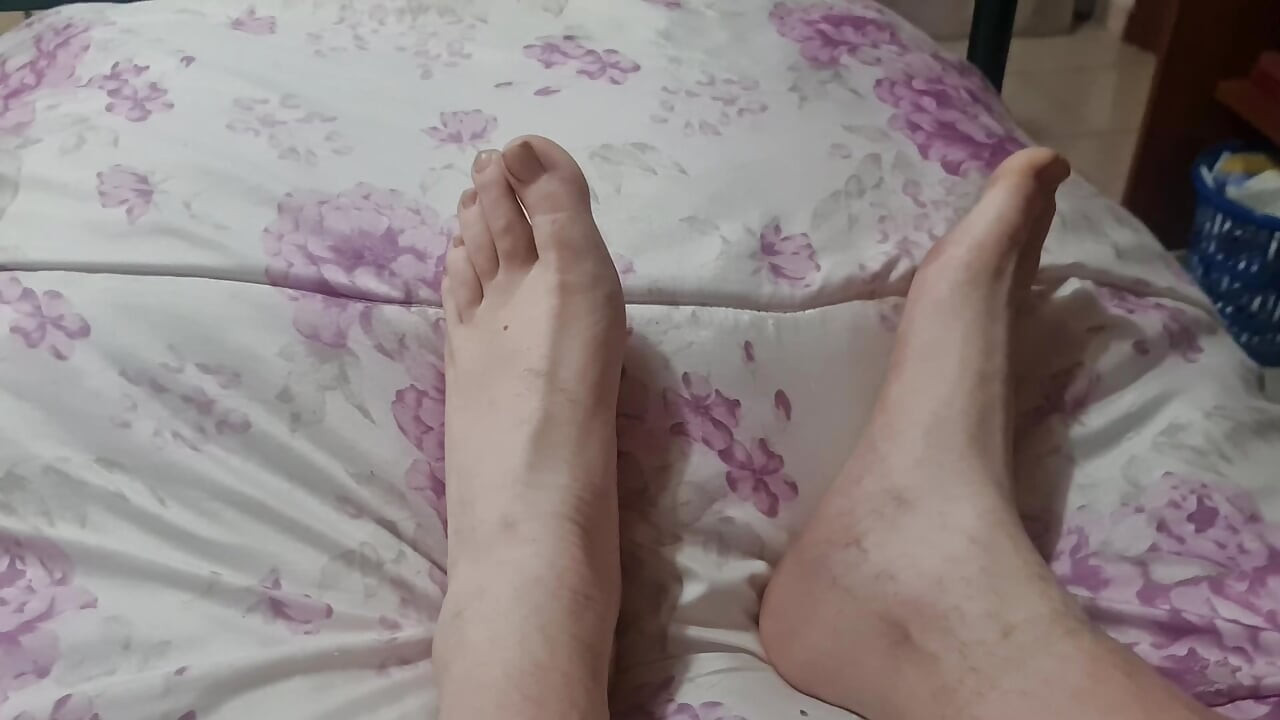 Mis pies en la cama