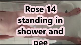 Rose 14 đứng trong vòi hoa sen và pees cho heinz