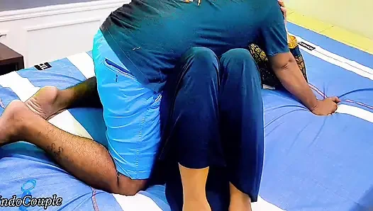 Gadis berhijab menunjukkan memeknya tetapi saudara tiri memilih lubang yang salah.