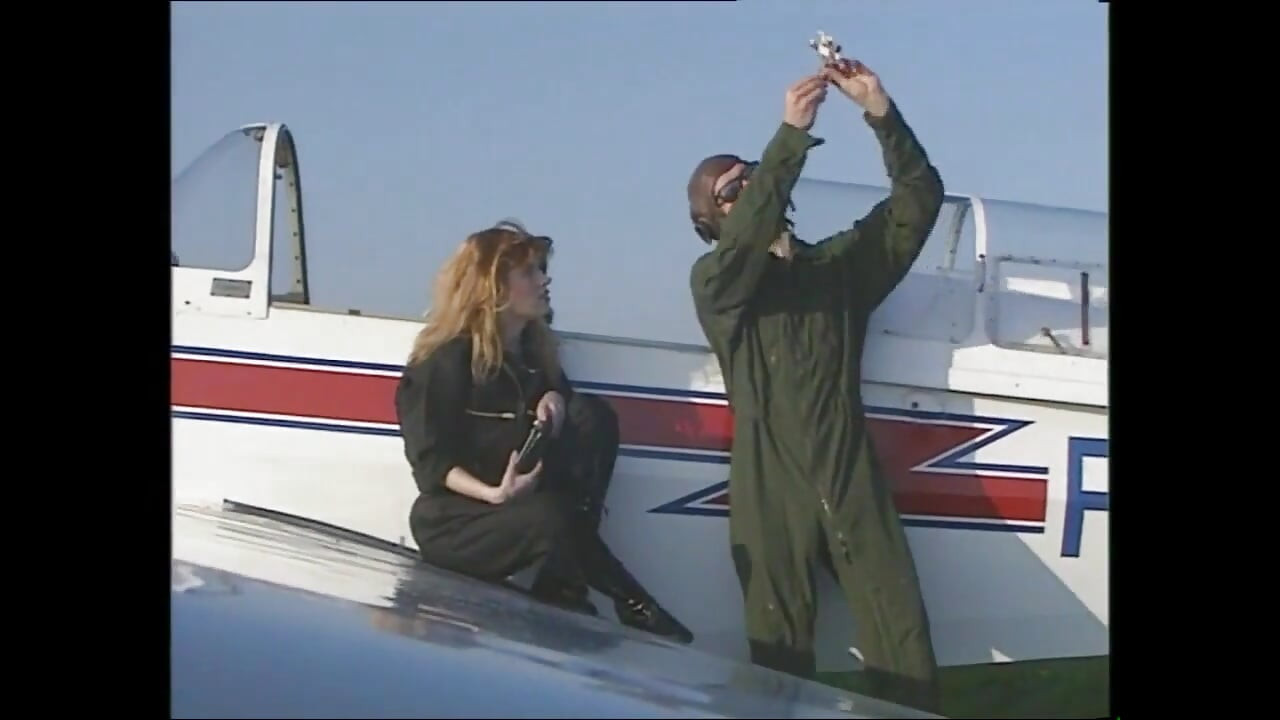 Avijatičar gladan pičke jebe vruću crvenokosu na travi